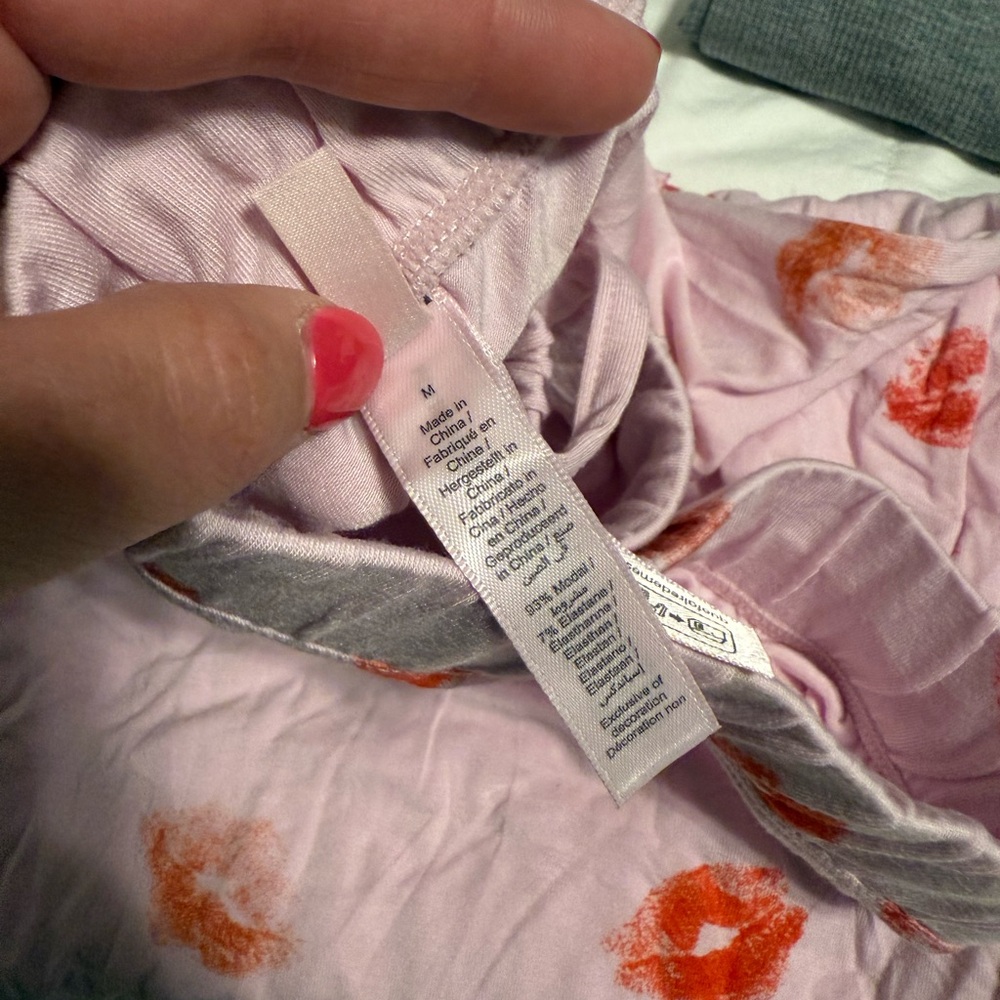 SKIMS NWT Cherry Blossom Lipstick Print Sleep Pants - Picture 9 of 9